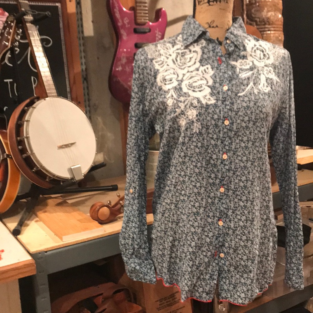 3J Johnny was button up embroidered top